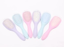 Hvor mange penselstrøg kræver Detangling Hair Brush for at løse genstridige knaster i forhold til en almindelig plastikkam?